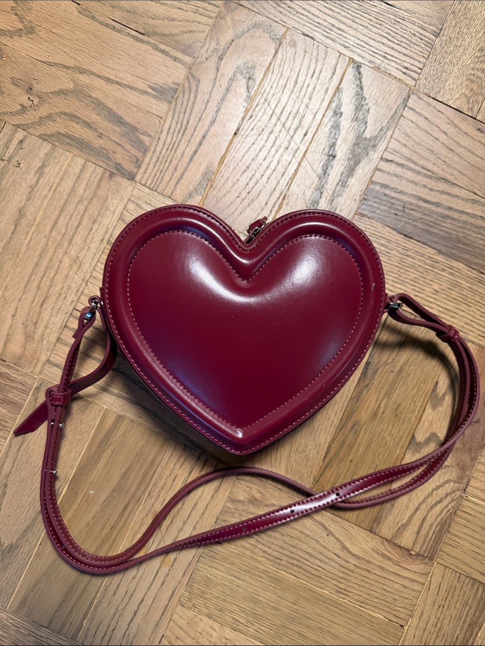 JW PEI Heart Crossbody Bag in Burgundy heart cool funky - Picture 2 of 8